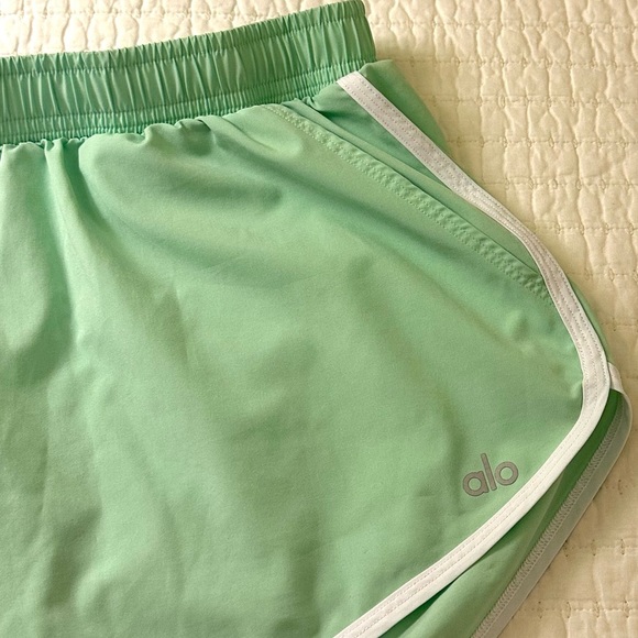 Alo Yoga Ivy League Dolphin Short - Ultramint Small - Picture 5 of 6